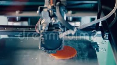 圆形橙色板正在3D打印。 三维3d打印机在三维打印实验室工作。